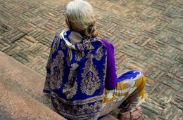 Agra;-Agra-Fort;-Architecture;-Bricks;-Bun;-Herringbone;-India;-Kaleidos;-Kaleidos-images;-La-parole-à-limage;-Lal-Qila;-Mughal;-Paisley;-Paving;-Sari;-Seen-from-behind;-Step;-Stories-Pictures;-Tarek-Charara;-UNESCO;-Uttar-Pradesh;-Visitor;-Woman;-World-Heritage